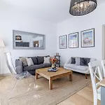 Wide & 3 Bdr - Ac & Balcony 아파트