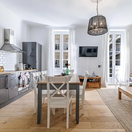 Wide & 3 Bdr - Ac & Balcony Appartamento