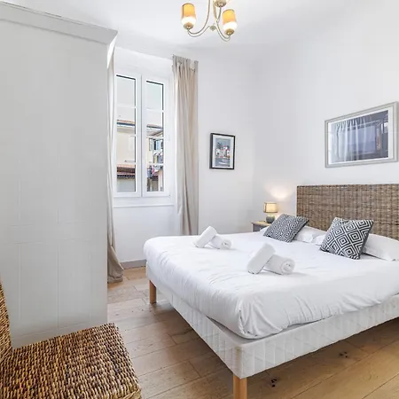 Wide&central 3 Bdr - Ac&balcony