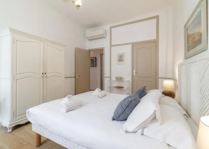 Lägenhet Wide & 3 Bdr - Ac & Balcony *