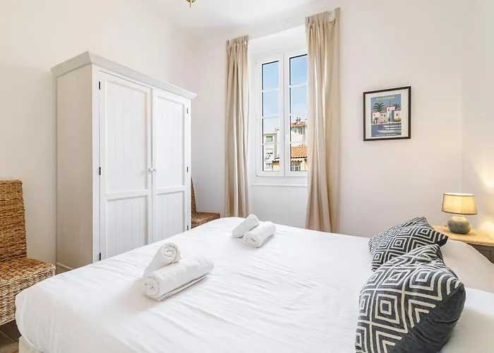 Wide & 3 Bdr - Ac & Balcony *