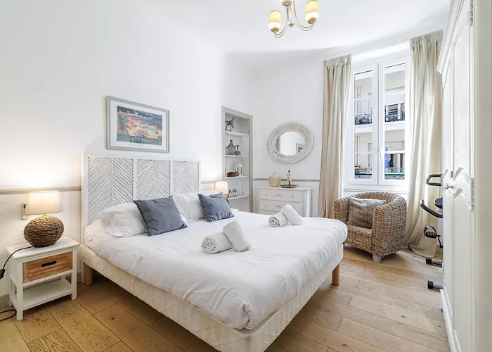 Wide & 3 Bdr - Ac & Balcony شقة