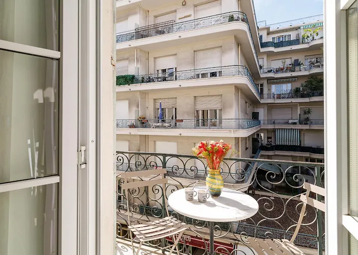 Wide & 3 Bdr - Ac & Balcony شقة *